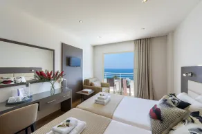 Queens Bay Hotel - Zimmer