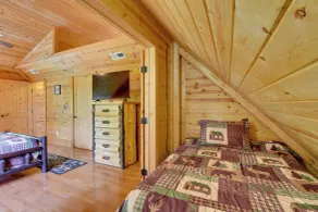 Franklin Cabin w/ Game Room, Mountain-view Deck - Værelse