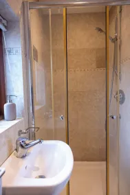 Coastal town house beside train and buses only 5 kilometers from city centre - Badeværelse