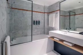 DoubleTree by Hilton Paris Bougival - Bathroom