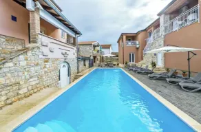 Modern poolside flat with game room acess - Piscina
