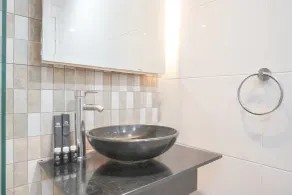 Minimalist And Cozy Studio At Ambassade Kuningan Apartment - Badeværelse