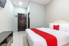 RedDoorz near Solo Balapan Station 2 - Habitación