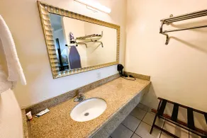 Oyo Hotel San Antonio Lackland AFB Seaworld Hwy 90 W - Bathroom