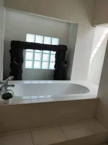 Charming 3-Bedroom House with Pool Near Lat Krabang Airport - Bathroom