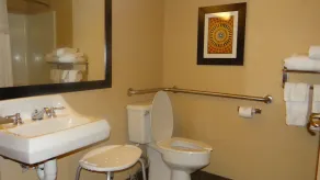 Wyndham Garden OKC Airport & Events Center, Near Paycom, Fairgrounds, Arcade & indoor Pool - Salle de bain