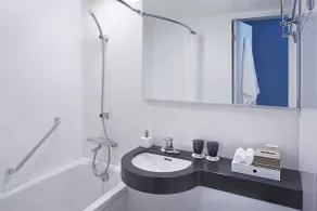 Courtyard by Marriott Tokyo Station - Bathroom