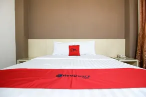 RedDoorz near Stadion Manahan Solo - Room