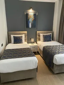 12 rooms hotel - Room