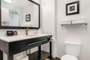 Best Western Plus Cranberry-Pittsburgh North - Salle de bain