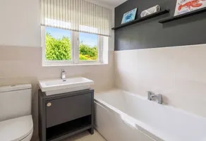 Detached House - 3 Bedrooms - 3 Bathrooms - Private Garden & Parking Plus Garage - Quiet Cul De Sac Location - Dog Friendly - Fast Wifi - Close to Motorway Access - Badeværelse
