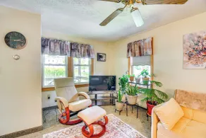 3 Mi to Seneca Lake: Couple's Apt w/ River Access - Interiör