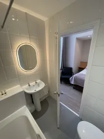 The Westlynne Hotel & Apartments Free Parking Near Manchester Centre - Bathroom