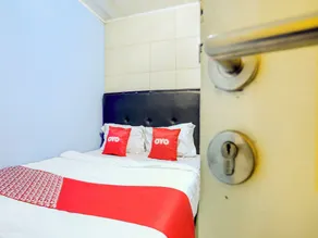 OYO Life 90190 Asha Kost Syariah - Room