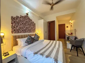 The Neeraj Ganga Rajmahal Wellness With Ganga View - Camera