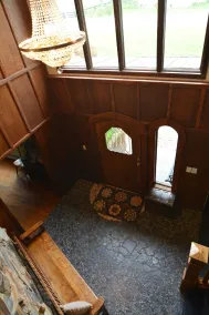 Hop & Vine Inn - Interior entrance