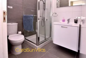 Blue - Beach Front Spectacular Villa Sleeps 10 - Badezimmer