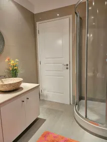 Guest apartment within a villa in Lagonissi - Bathroom