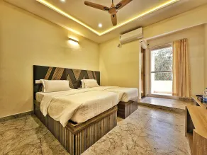 Hotel Aaryan Comforts - Peenya - Room