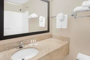 Super 8 by Wyndham Marshalltown - Bathroom
