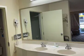 Baymont by Wyndham Johnson City - Bathroom