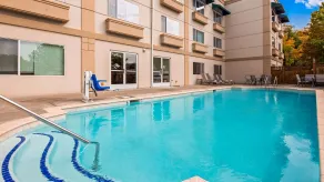 Best Western Plus Edmonds Harbor Inn - Piscina