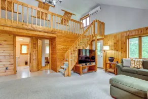 Keuka Lake Cabin w/ Boat Dock Access & Fire Pit! - Interni