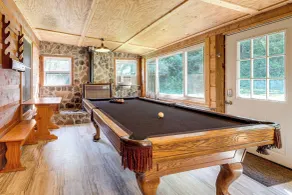 Cozy Cabin w/ Pool Table & Fire Pit - Interiør