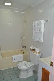 West Plaza Desekel - Bathroom