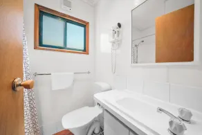 Albury Holiday Park - Bathroom