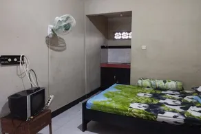 OYO Life 93403 Penginapan Adinda - Room