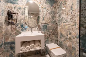 216 Eagle Palace Suite - Bathroom