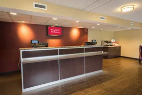 Red Roof Inn PLUS+ West Springfield - Lobby-lounge