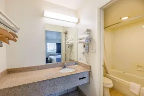 Rodeway Inn Phoenix North I-17 - Bathroom