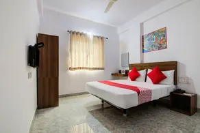 OYO 15695 Varcity Comforts - Chambre