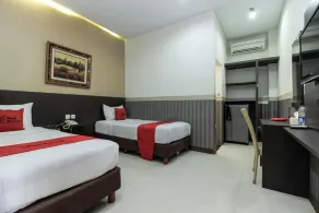 RedDoorz Plus @ Tuparev Cirebon - Room