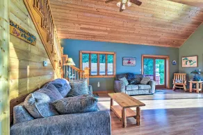 Waterfront Saginaw Bay Retreat w/ Grill & Yard! - Innvendig