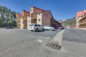 Ski-In Red River Retreat: Balcony, Mountain Views! - Interiör