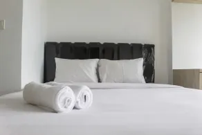 Minimalist Studio Apartment at Poris 88 with City View By Travelio - Room