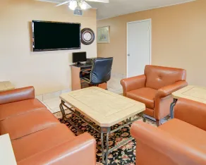 Super 8 by Wyndham Decatur Texas - Coin salon dans le hall