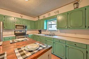 Pet-Friendly 'Shady Oaks' Broken Bow Gem w/ Patio! - Innenbereich