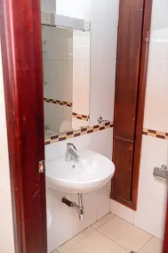 Dieses Doppelzimmer ist eine großartige Wahl für Ihren fabelhaften Aufenthalt in Kigali - Badezimmer