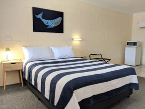 Sail Inn Motel - Room
