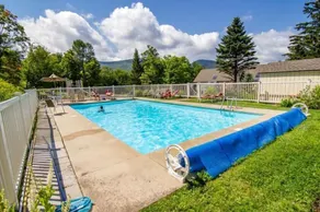 Whiffletree B8 Großartige 3-Schlafzimmer-Oberwohnung. Nahe zu allem - Shuttlebus zum Berg und Skifahren zurück. Der Tubing-Park ist auch ganz in der Nähe. Außen-Sommerpool. In der Nähe des Golfplatzes - Pool