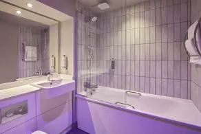 Premier Inn Manchester M56/J6 Runger Lane South - Bathroom