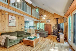 9 Mi to Lake Keowee! Secluded Creekfront Getaway - Interiör