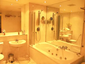 Royal Mile Mansions 2 Bedroom - Edinburgh City Centre - Badrum