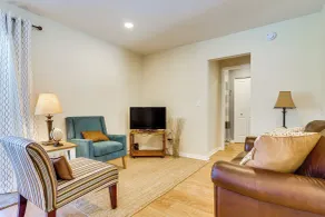 Close to Lake & Main Street: Isanti Home w/ Deck - Intérieur