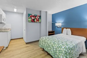 HomeTowne Studios by Red Roof Orlando South - Chambre