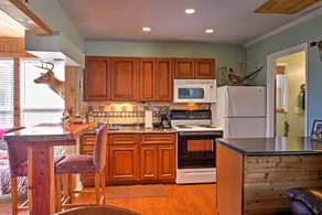 'Paradise Cove' Lakeside Guntersville Cabin w / Patio! - Interior